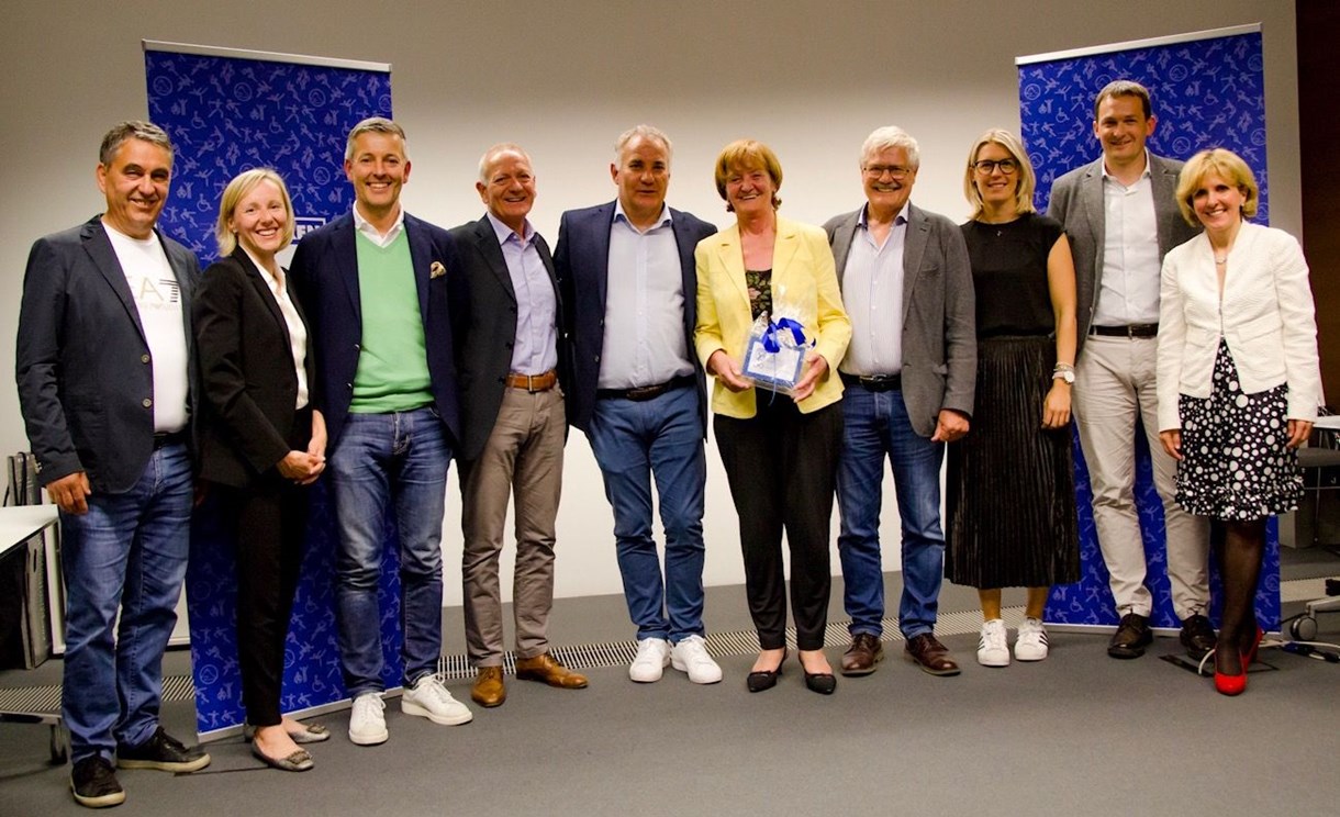 Im Bild von rechts Vorstandsmitglied Claudio Zorzi, Landtagsabgeordnete Magdalena Amhof, Bürgermeister Peter Brunner, der langjährige Vizepräsident Stephan Dejaco, Vereinspräsident Stefan Leitner, Sport-Landesrätin Martha Stocker, SSV-Ehrenpräsident Ralf Dejaco, die neue Vizepräsidentin Evi Hilpold, Sport-Stadtrat Andreas Jungmann und Familien-Landesrätin Waltraud Deeg.