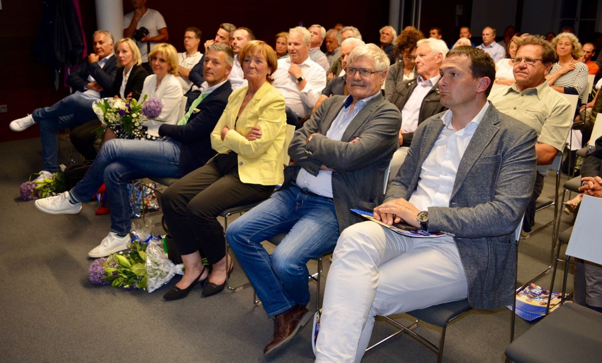 Die Ehrengäste bei der gut besuchten Vollversammlung des SSV Brixen