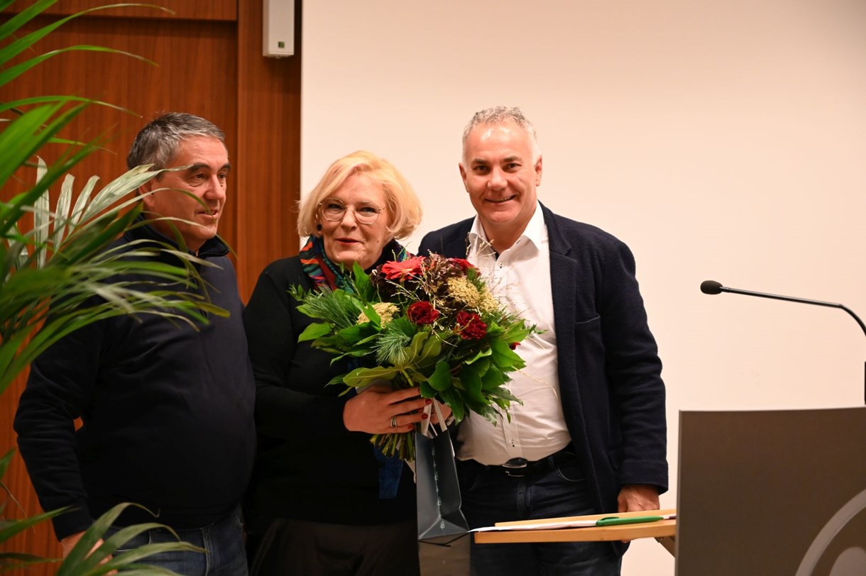 Stefan Leitner und Vorstandsmitglied Claudio Zorzi bedanken sich zusammen mit der ganzen Festgemeinde bei Uli Seebacher